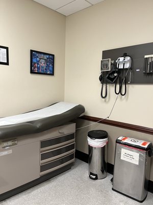 Rest of patient room, clean and another 3D pic on wall