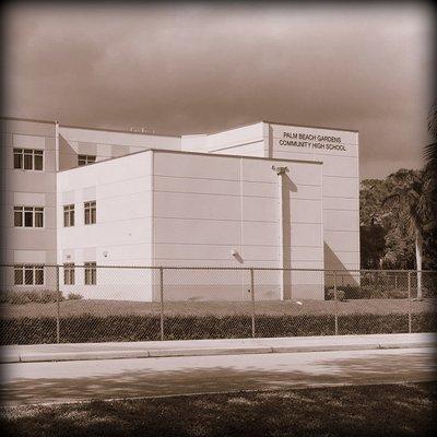 Palm Beach Gardens Community High School few paces to the north of Palm Beach Gardens dentist Everlasting Smiles