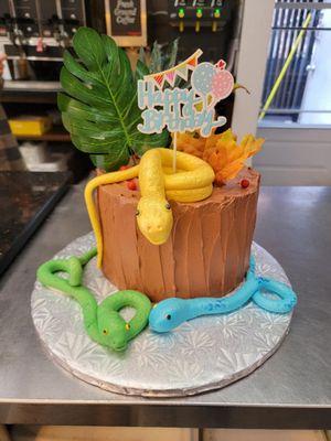 Snakes cake