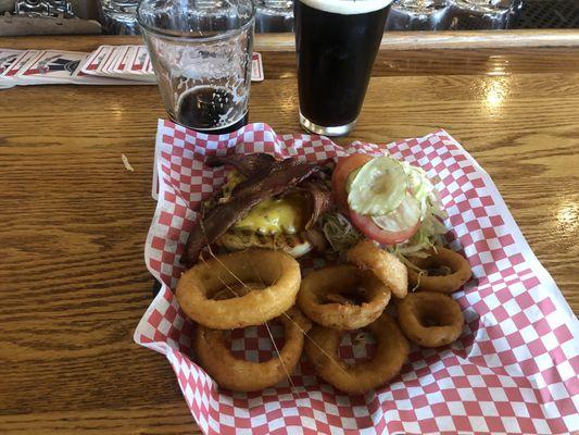 Eagle Burger and onion rings were super light , and chrispy, along with a ice cold beer