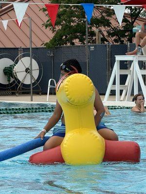 Yes those floaties are provided by the community pool