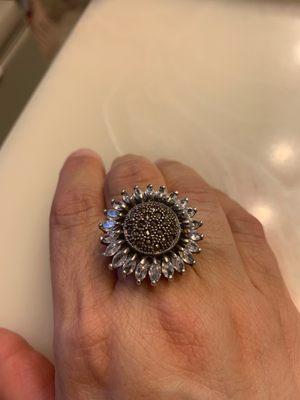 This gorgeous sunflower ring my hubby bought for me ;-)