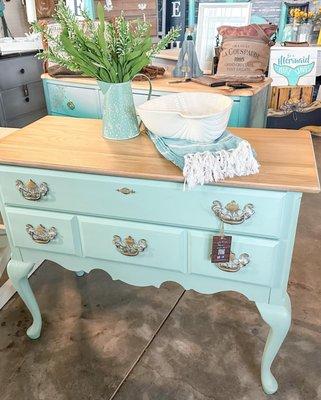 New Life Designs offers expertly painted furniture. she also sells Myra Bags, Jewelry, & Pet Collars.