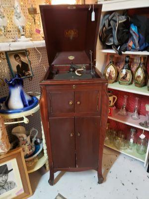 1913 Victrola phonograph $175