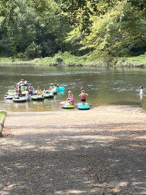 People putting in at the dam.