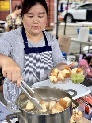 Steamed bread with pandan custard