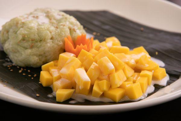 Sweet Mango Sticky Rice with Coconut Sauce