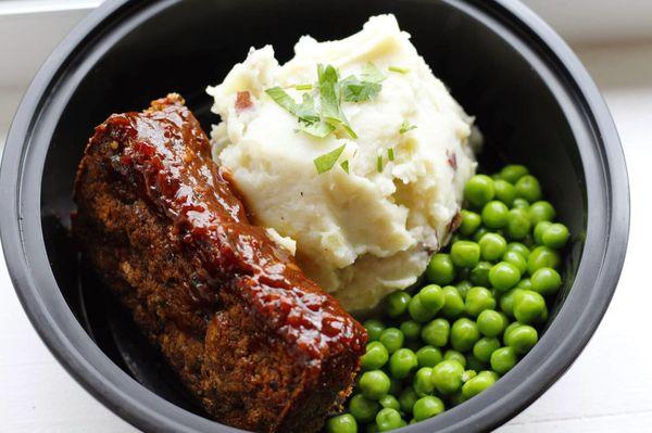 Veggie meatloaf w/ garlic mashed potatoes & green peas.