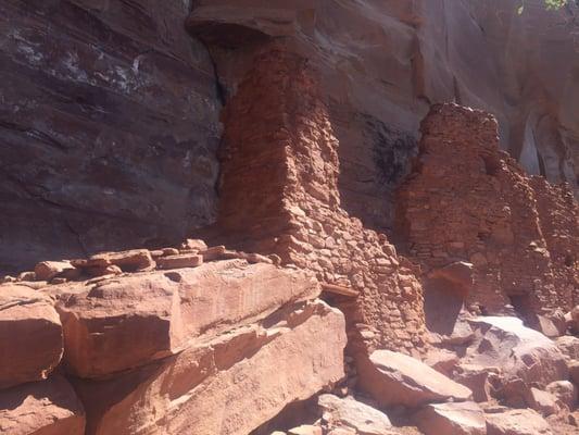 Cliff dweller's houses at the ruins