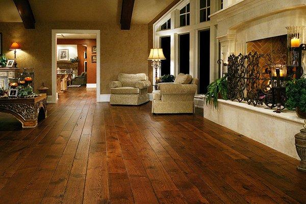 White Oak Live Sawn with hand crafted edge.  Beautiful long lengths show all the natural beauty and characteristics of the hardwood floor.