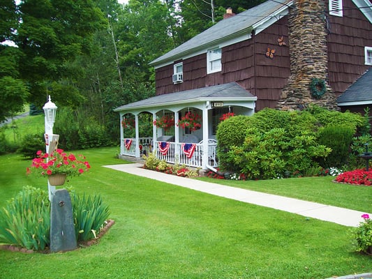 The Front of Cave Mountain Motel in the summer