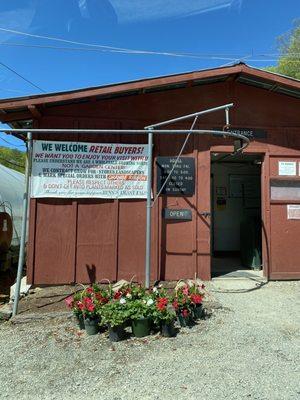 Henn's Plant Farm