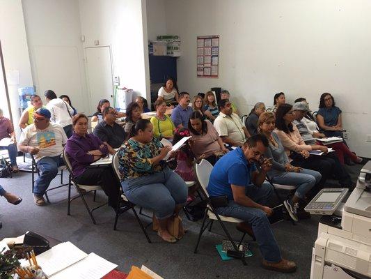 Clases de Ciudadanía en la Hermandad de Plaza México en la ciudad de Lynwood.