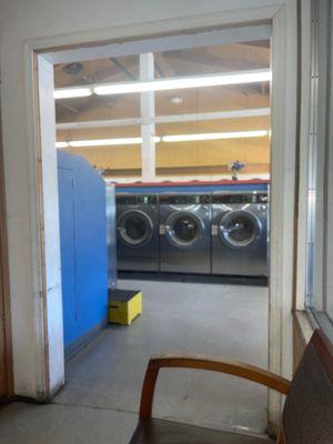 This laundry mat is very large. Very clean. 2 different buildings combined into one. 8.20.2022 Saturday