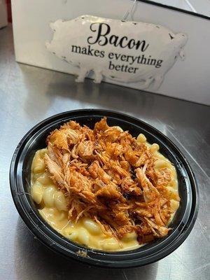 Mac Bowl 
A heaping helping of macaroni and cheese, covered in your choice of bbq pulled pork/bbq pulled chicken and sprinkled with bacon!