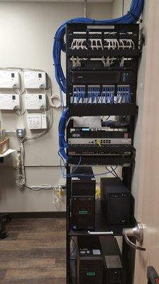 A server and rack install without cable management.