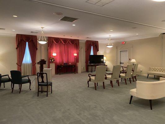 The main room, which can be organized to accommodate the funeral.