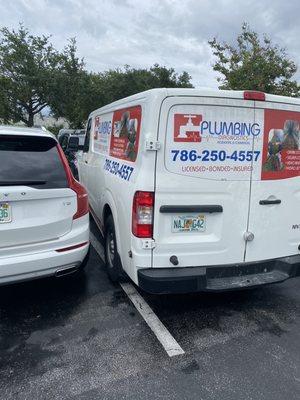 Terrible parking job at Orlando Outlets.