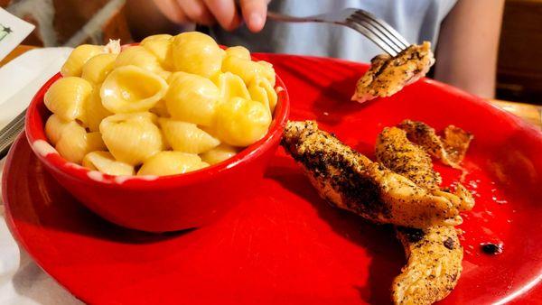 Kids chicken strips with macaroni and cheese