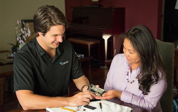 An iCracked technician replaces the battery on an iPhone 5. iTechs can usually repair a device in about 30 minutes.