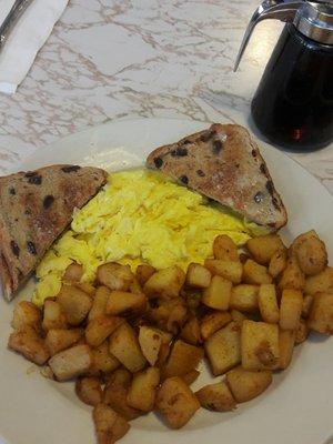 Scrambled eggs with homefries and raison toast