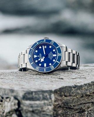 The blue that truly belongs to the Pelagos (sea)