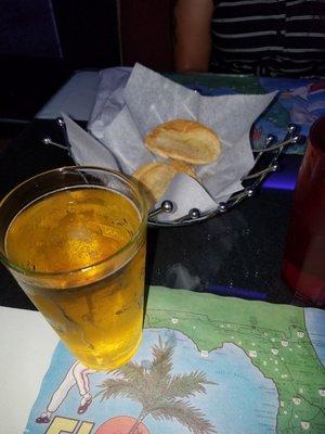 Cerveza and toasted bread