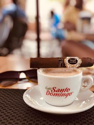 Comienza bien tu mañana con el sabor de un café Dominicano y un cigarro Hispaniola.