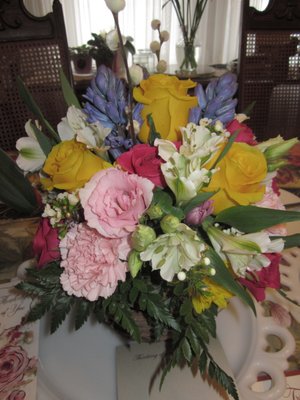 Lovely spring arrangement with yellow roses, April 2023