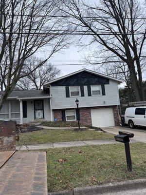 1800 ft.² of vinyl siding that needs to be removed