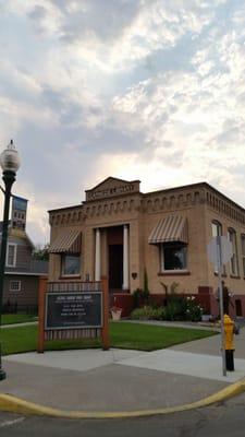 Carnegie library, free Wi-Fi, late hours.