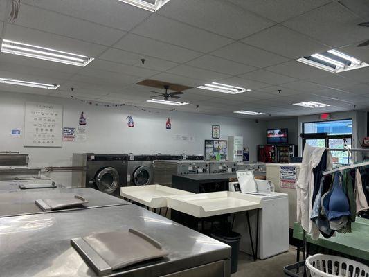 Fluff-N-Fold Laundromat