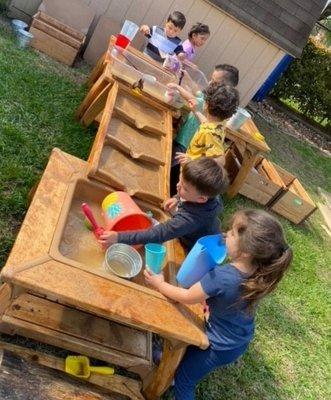 Waterplay on the OLE' playground. Learning properties of water.