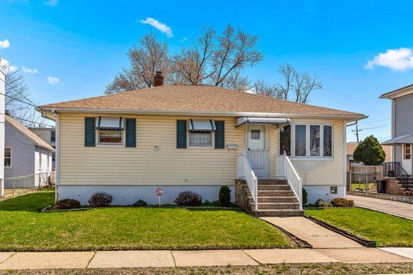 Cutest home on the block in Carteret