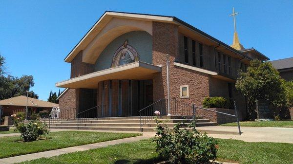 This is what this parish church looks like from the front on a beautiful day in Citrus Heights in the "Sac-tomato" area.