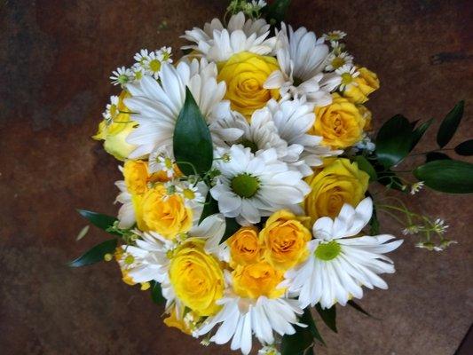 Daisies and yellow roses... happiness!