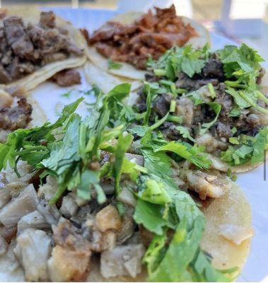 Tacos de Lengua y Chicharon