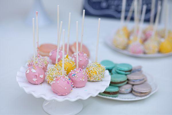 Mini dessert buffet doe wedding table