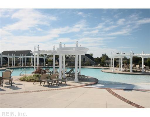 Outdoor pool at Colonial Heritage