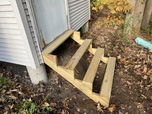 Shed stairs middle