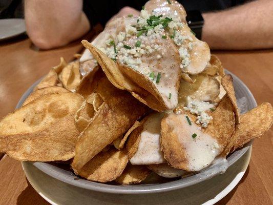 Potato chips with Gorgonzola fondue