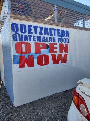 Puedes comer en sus mesas adentro del lugar