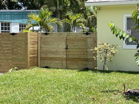 Horizontal fence gate