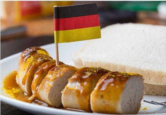 Currywurst (Curryszusage) usually comes with a hard roll or bread