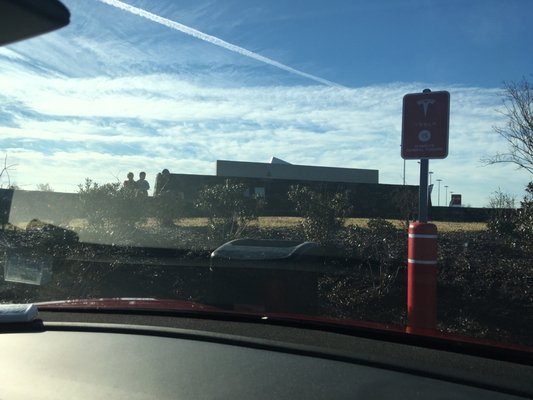 Picnic at the 250kw Tesla supercharger at Royal Farms