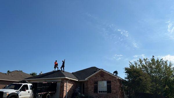 Dark brick + dark shingles = looks good ;)