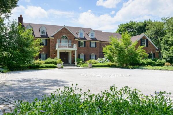 2 Hunting Ln, Old Westbury NY