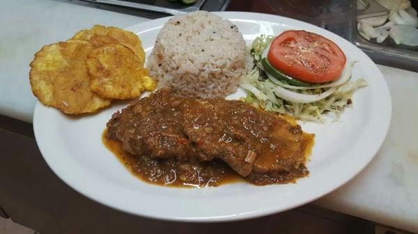 Carne guisada con arroz coco, ensalada verde y patacones

Beef stew with coconut rice, salad and fried plantains