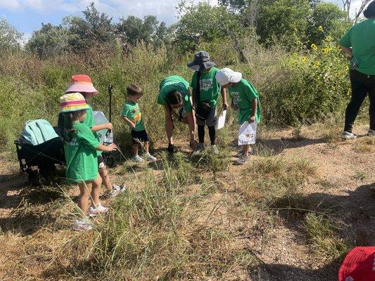 Family field trip and picnic at Mitchell Lake Audubon Center