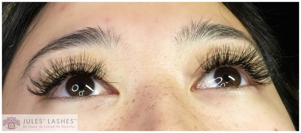 Full set of volume eyelash extensions